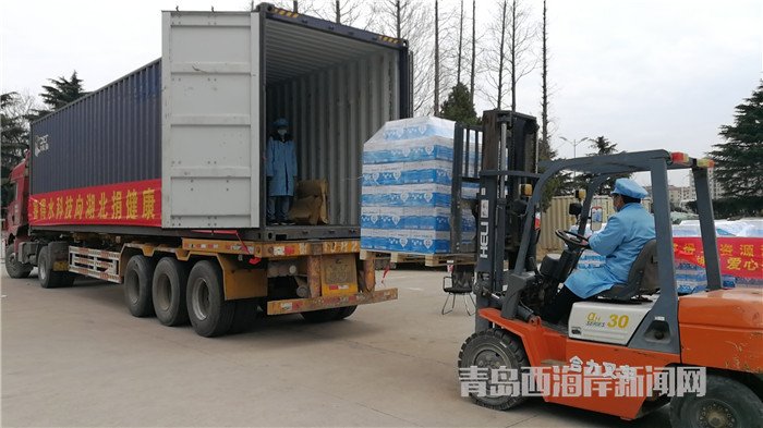 首批包裝直飲水裝車發(fā)運(yùn)。孫啟攝.jpg