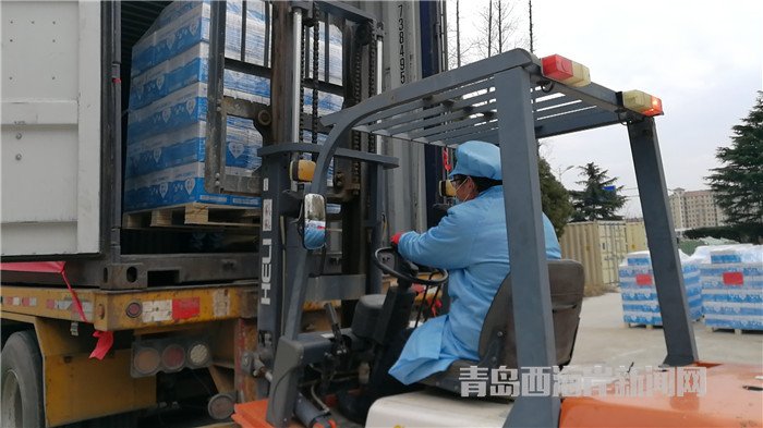 首批包裝直飲水裝車發(fā)運(yùn)。孫啟攝4.jpg