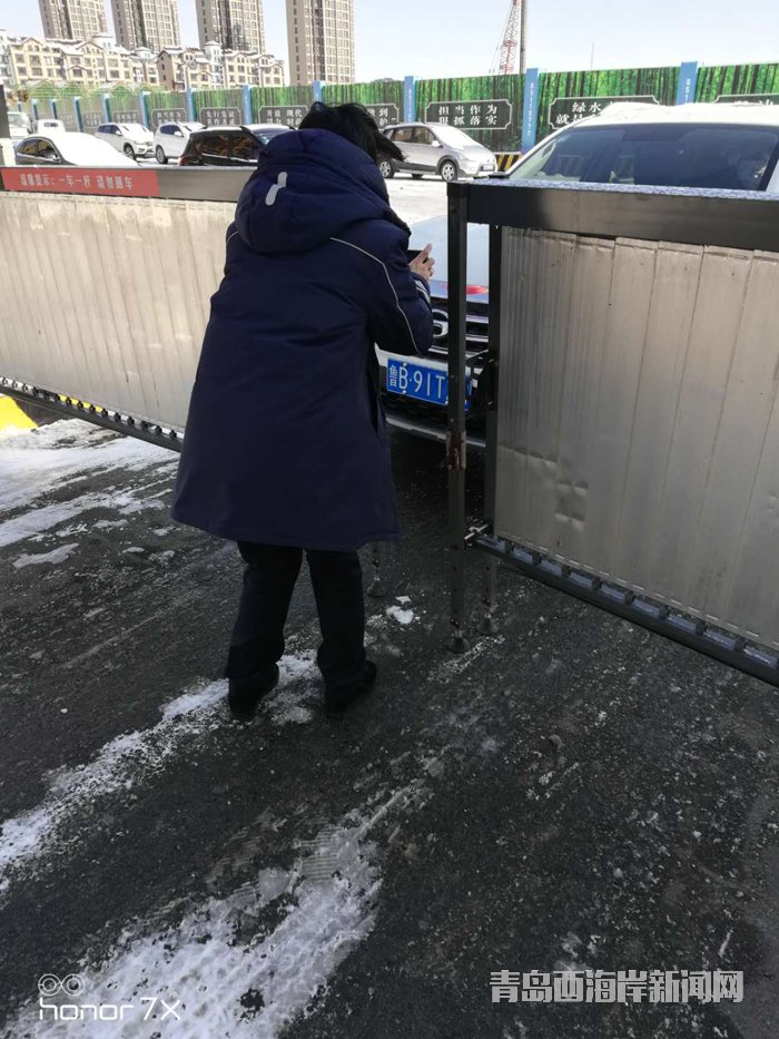 工作人員正通過(guò)“車輛疫查清”排查車輛.JPG