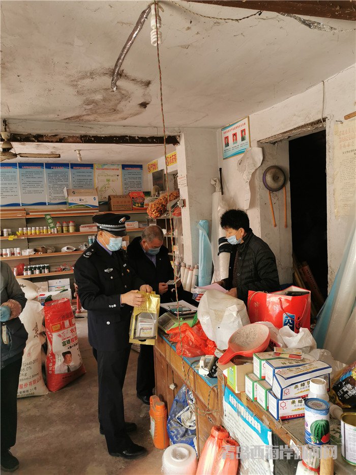 圖1為西海岸新區(qū)農(nóng)業(yè)綜合行政執(zhí)法大隊執(zhí)法人員在辛安街道農(nóng)藥店檢查。.jpg