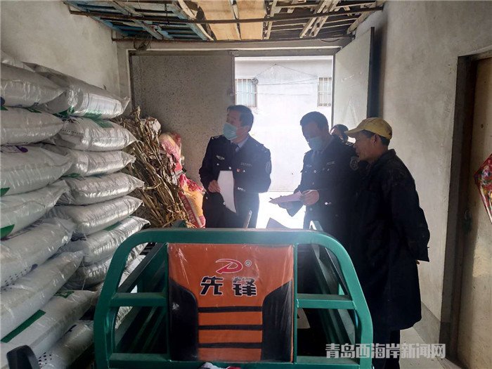 圖為西海岸新區(qū)農(nóng)業(yè)綜合行政執(zhí)法大隊執(zhí)法隊員在檢查肥料經(jīng)營情況。.jpg